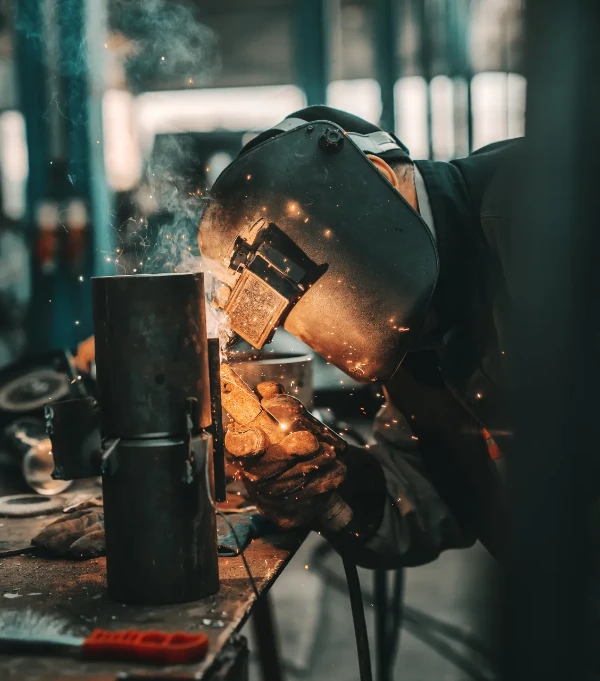 Carpintero metalico trabajando